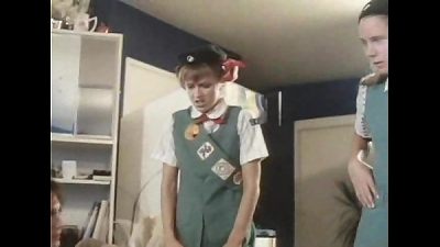 漂亮的小适婚童子军小鸡铅垂