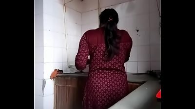 （性感大屁股女性在性爱视频网站上自慰和勾搭：63KT.NET）amritkhil 网络摄像头模型性交一 ev