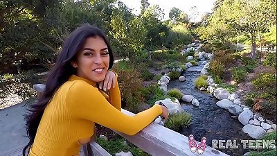 真正的青少年 - 业余拉丁青少年 Sophia Leone POV 性交