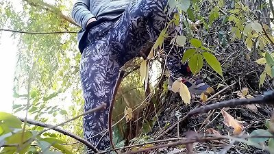 年长的继母在户外以狗狗式的方式自慰