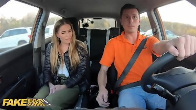 FakeDrivingSchool 后座为伊芙琳·德拉伊 (Eveline Dellai) 发生故障后的重击