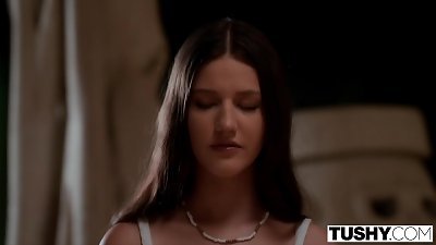 TUSHY 热爱肛门的瑜伽宝贝希望在 Tushy 首次亮相中填满她紧致的臀部