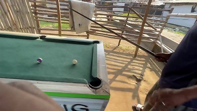 和男朋友一起在斯诺克台球台上度过新年快乐