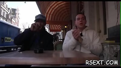 老妓女吮吸鸡巴并以多种姿势使其坚硬